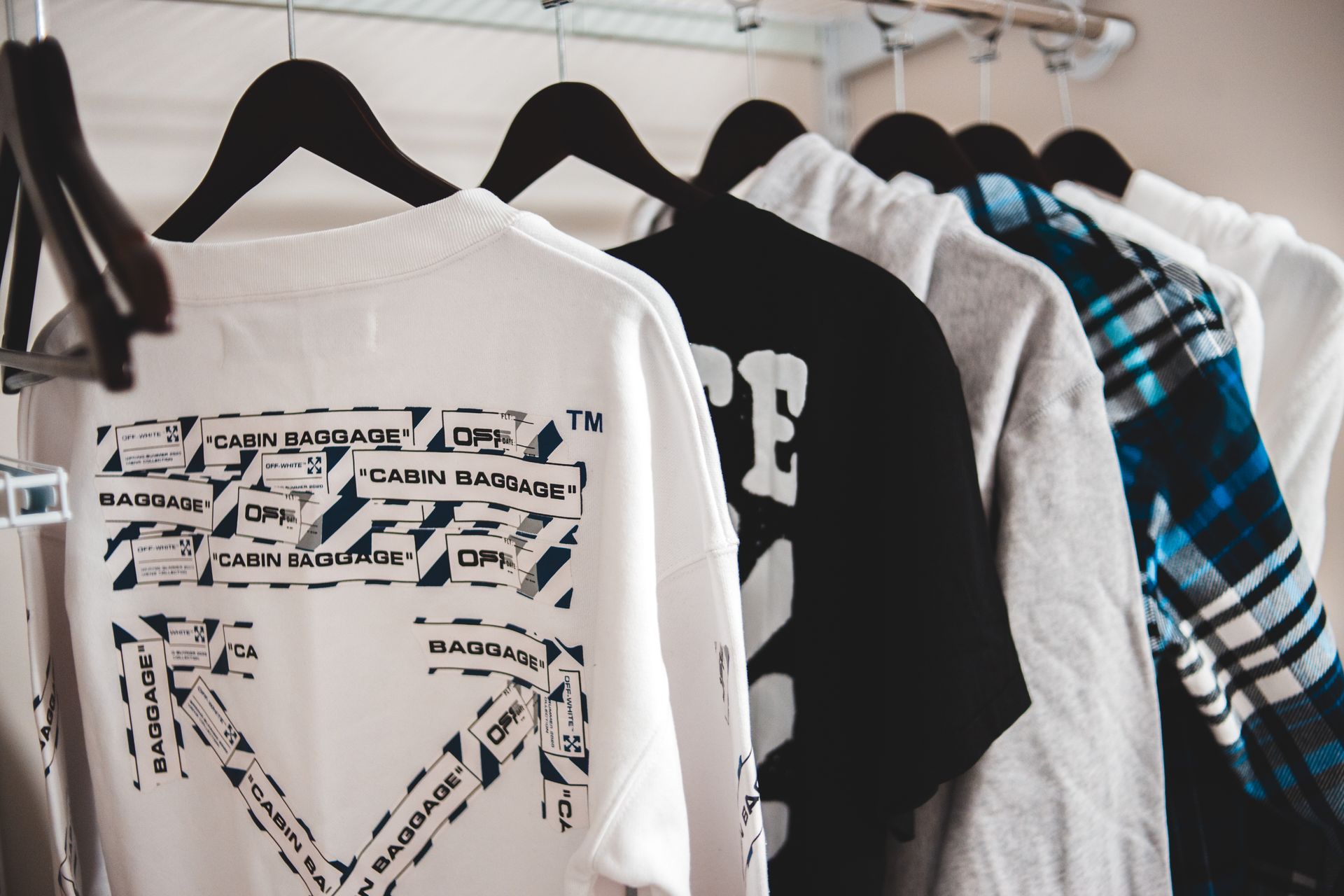 Come Creare un Brand di Abbigliamento nel 2026: Guida Completa dalla Strategia alla Vendita